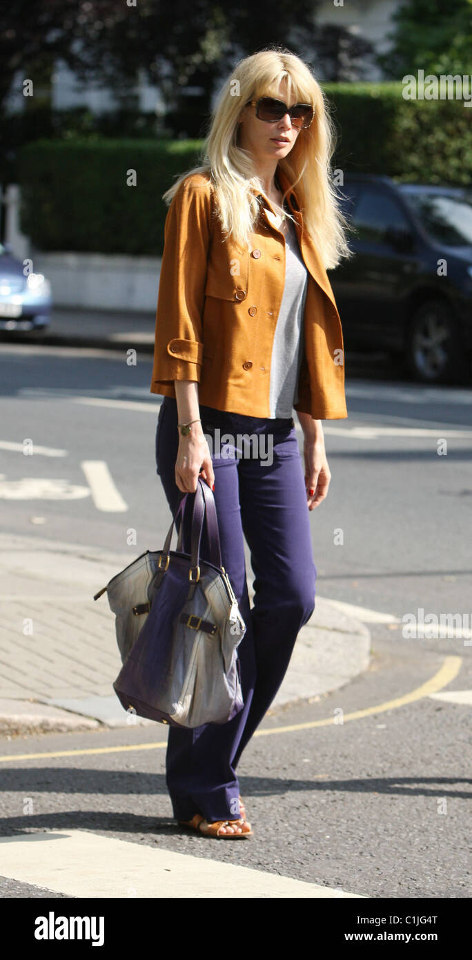 Claudia Schiffer trägt lila Schlaghosen trifft sich mit Freunden nach Abwurf ihrer Kinder in der Schule. London, England- Stockfoto