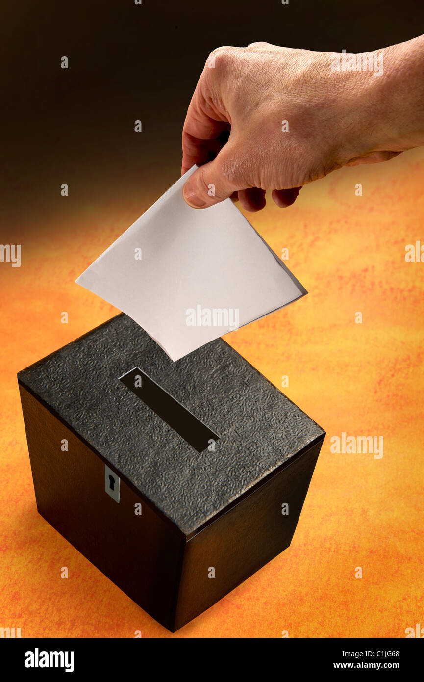 Voting.Ballot Box und Hand des Wählers. Stockfoto