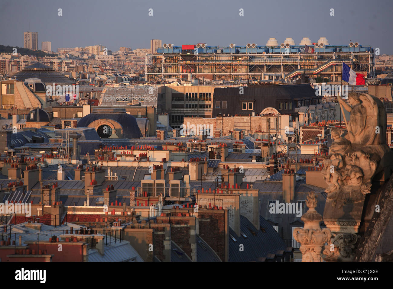 Frankreich, Paris, Überblick über die Stadt, Georges Pompidou Center im Hintergrund Stockfoto