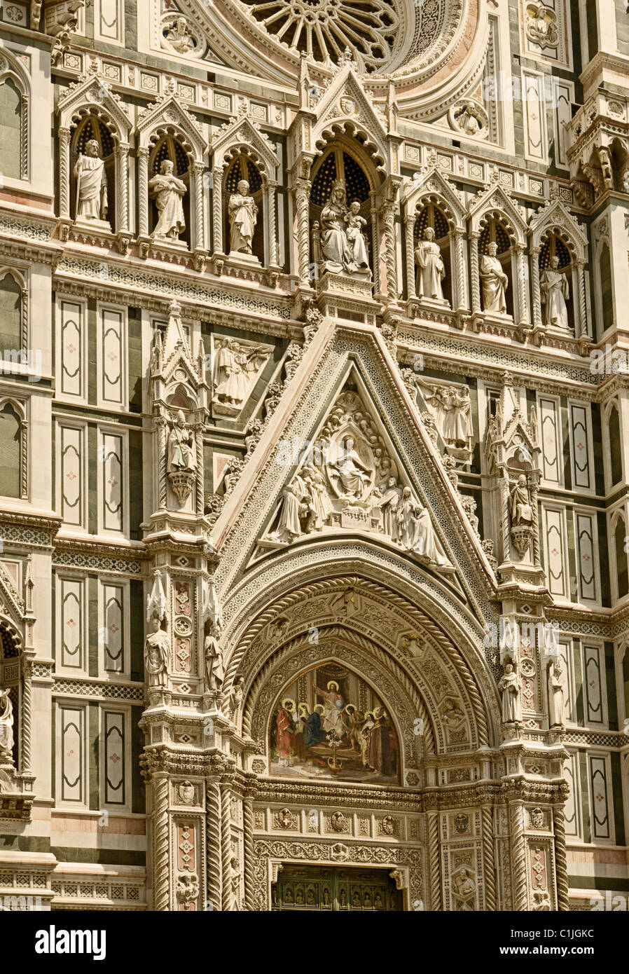 Florenz, Italien. Kathedrale von Santa Maria del Fiore oder der Dom, von der Piazza San Giovanni gesehen. Fassade im Jahre 1887 hinzugefügt. Stockfoto