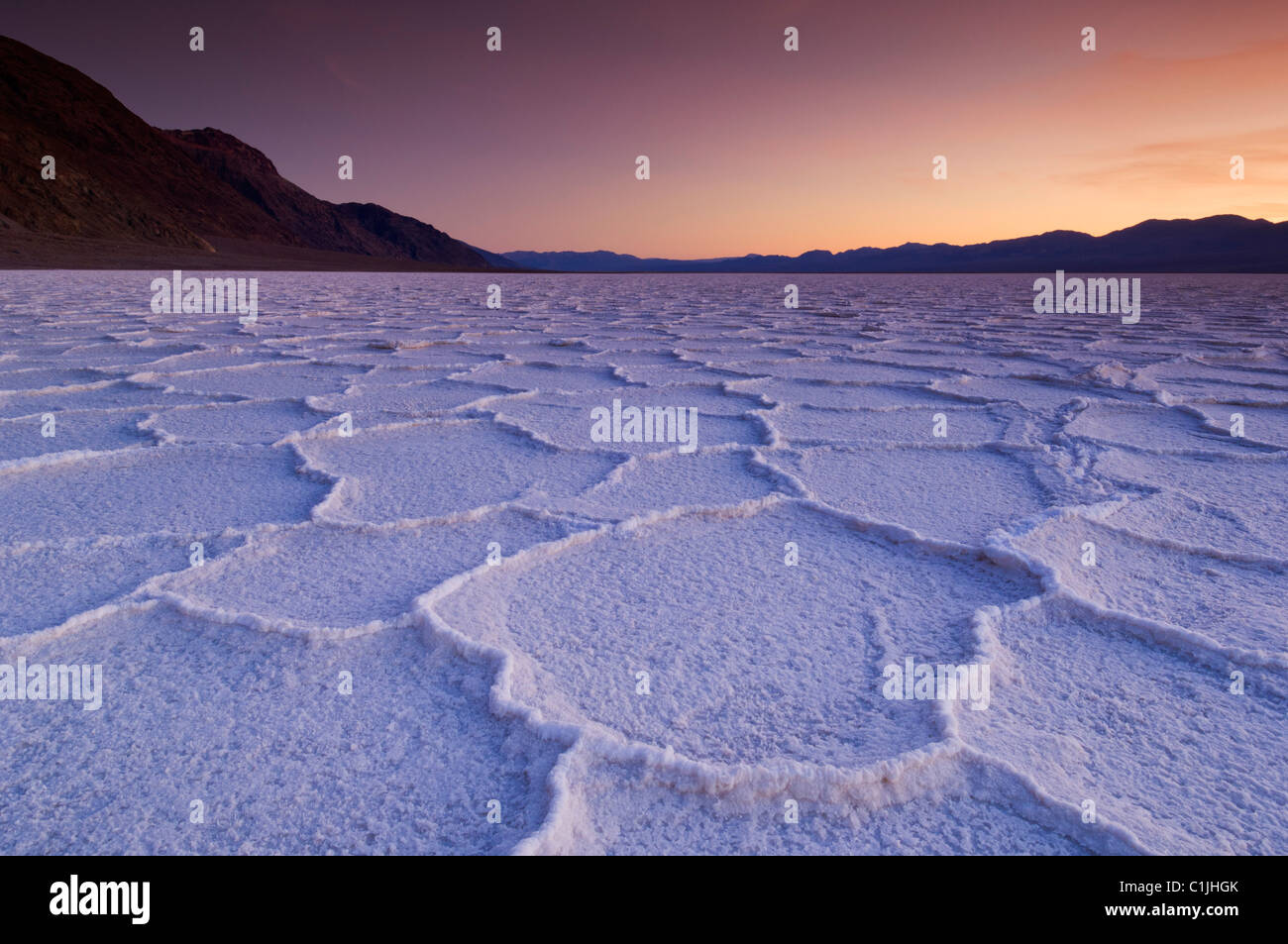 Badwater Basin Tod Valley Salzpfanne Polygone bei Sonnenuntergang Badwater Basin Tod Valley National Park, Kalifornien, USA Stockfoto