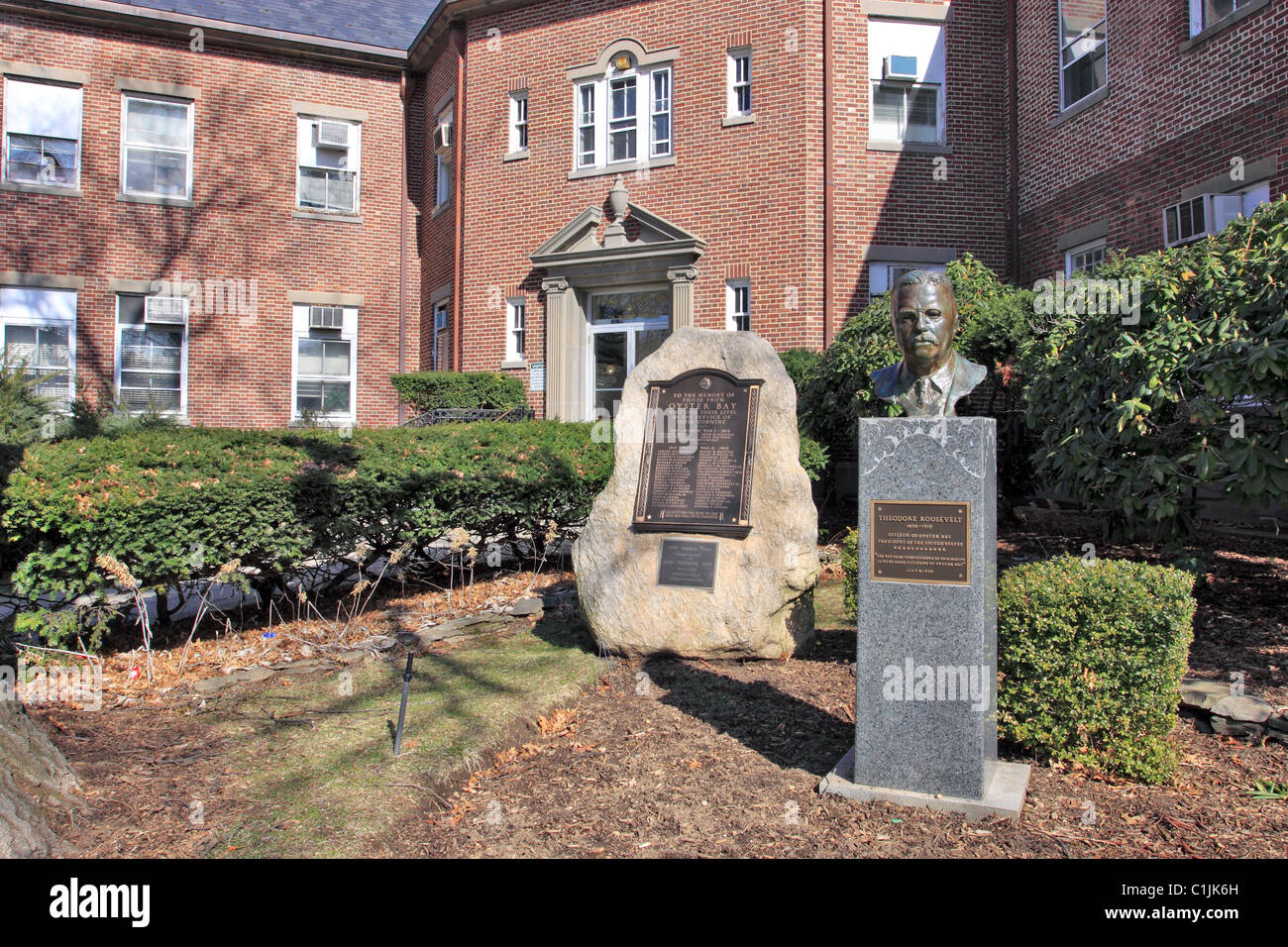 Theodore Roosevelt Statue und Kriegerdenkmal vor Rathaus, Oyster Bay, Long Island, NY Stockfoto