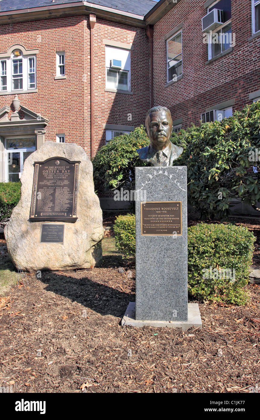 Theodore Roosevelt Statue und Kriegerdenkmal vor Rathaus, Oyster Bay, Long Island, NY Stockfoto