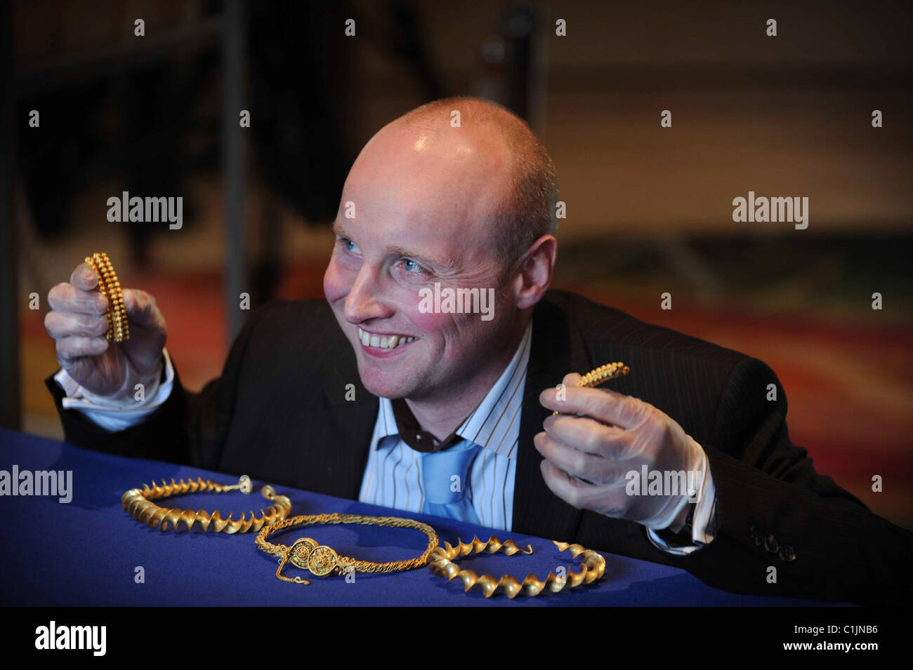 Eisenzeit gold Horten gold Torcs Datierung von 300-100 v. Chr. auf seinen 1. Ausflug durch lokale Mann David Booth in Stirlingshire gefunden Stockfoto