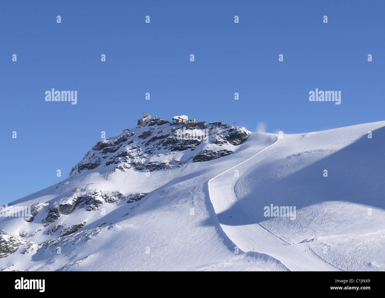 Blauer Himmel Tag und leere Pisten in Cervinia, Italien Stockfoto