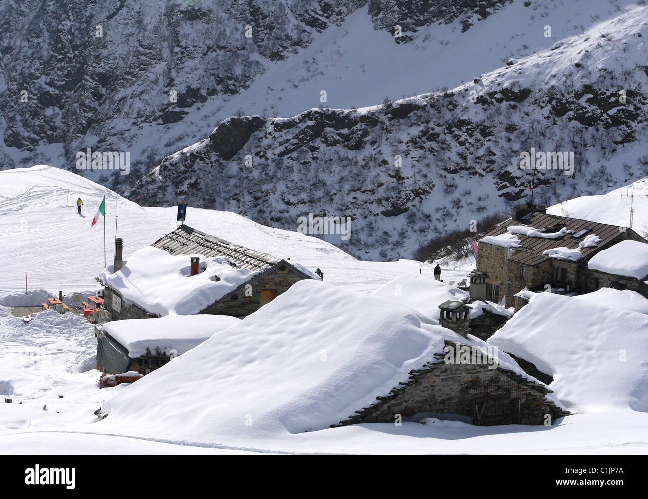 Restaurants und Cafés an der Skipiste in Alagna in Italien im Schnee begraben Stockfoto