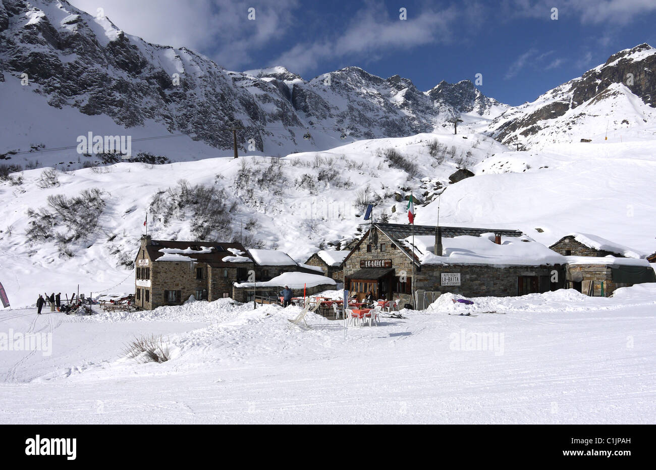 Alagna Skigebiet in Italien zeigen Restaurants neben der piste Stockfoto