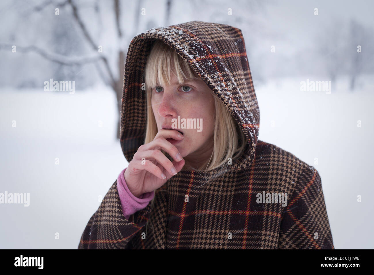 Mädchen mit Kapuze im Schnee Stockfoto