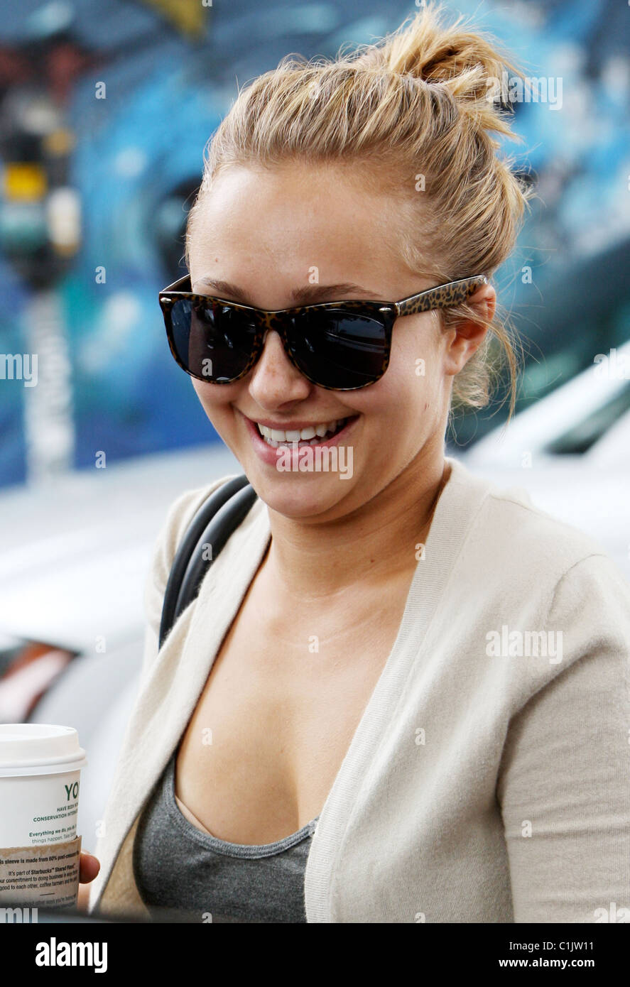 Hayden Panettiere kehrt zurück zu ihrem Auto, umringt von Paparazzi Fotografen nach dem Besuch einer positive Ionen-Therapie-Klinik. Westen Stockfoto