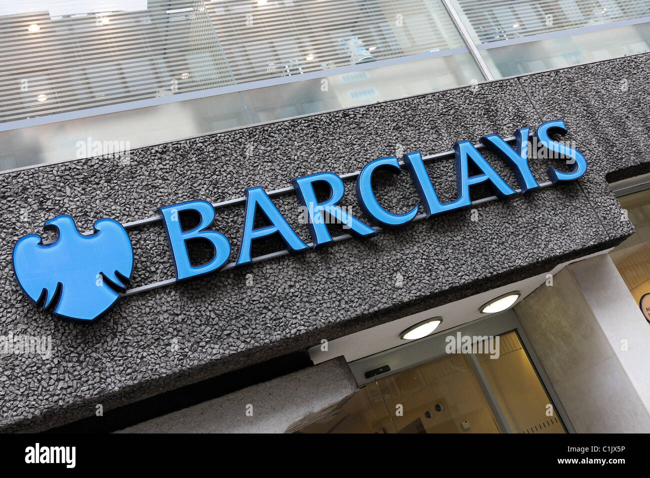 Barclays Bank Schriftzug und Logo, Moorgate, City of London, England. Stockfoto