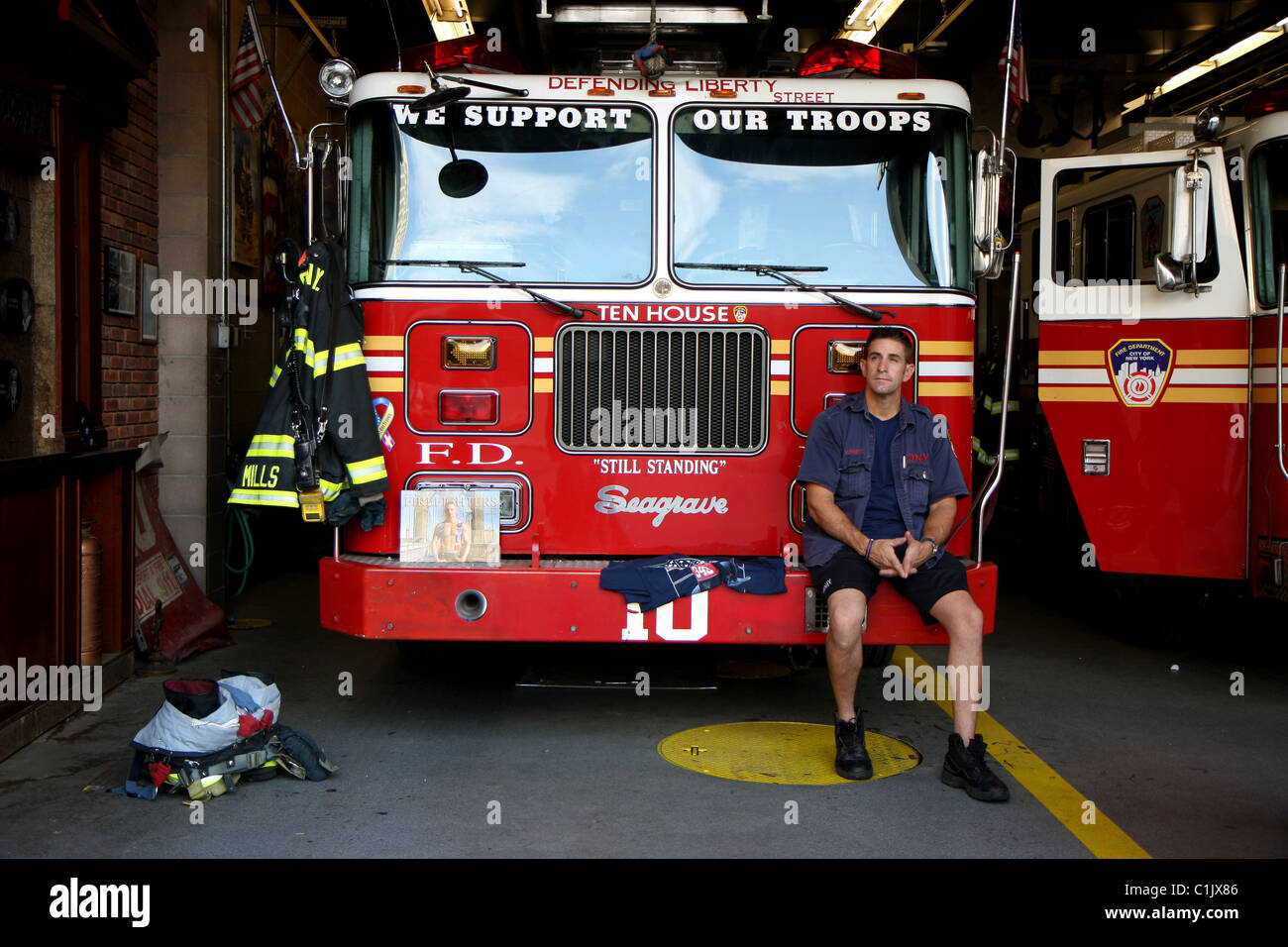 Feuerwehrmann vor ein Feuerwehrauto in New York Stockfoto