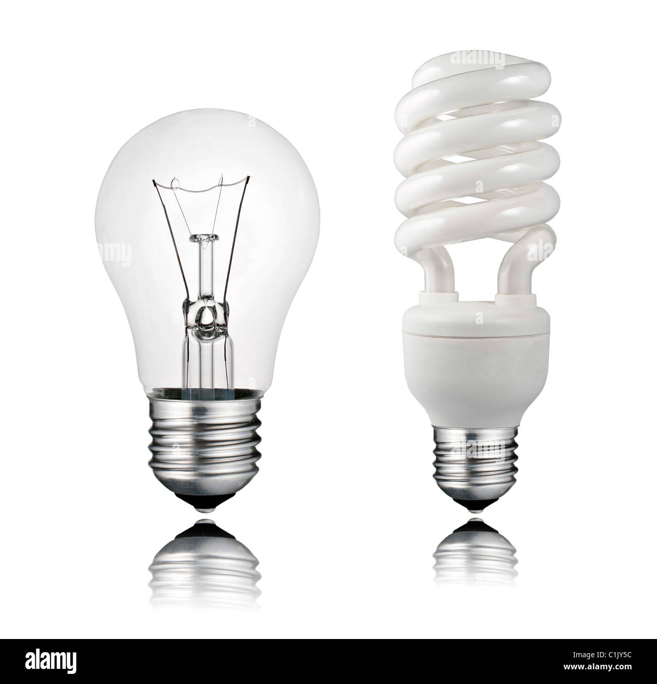Perfekt Normal und Saver Glühbirne mit Reflexion, Isolated on White Background Stockfoto