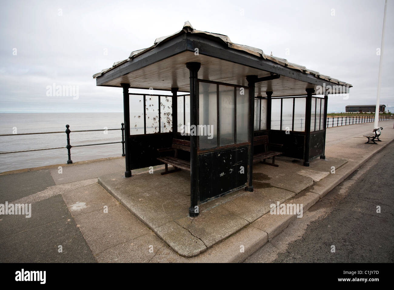 Ein Schutz am Meer an der Promenade in Hoylake, Wirral, NW UK. Dieses Bild schaut in Richtung Hoyle Bank Stockfoto