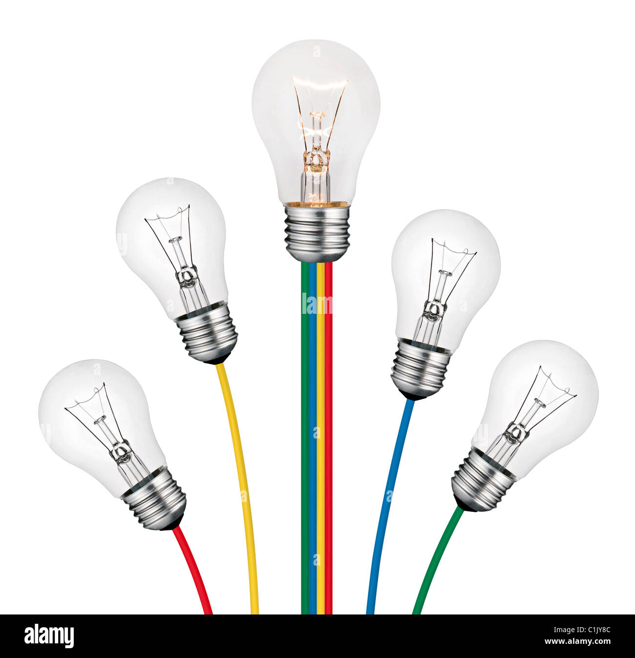 Verschiedene helle neue Ideen Konzept - Glühbirnen angebracht zu Linien der farbigen Kabel isoliert auf weißem Hintergrund Stockfoto