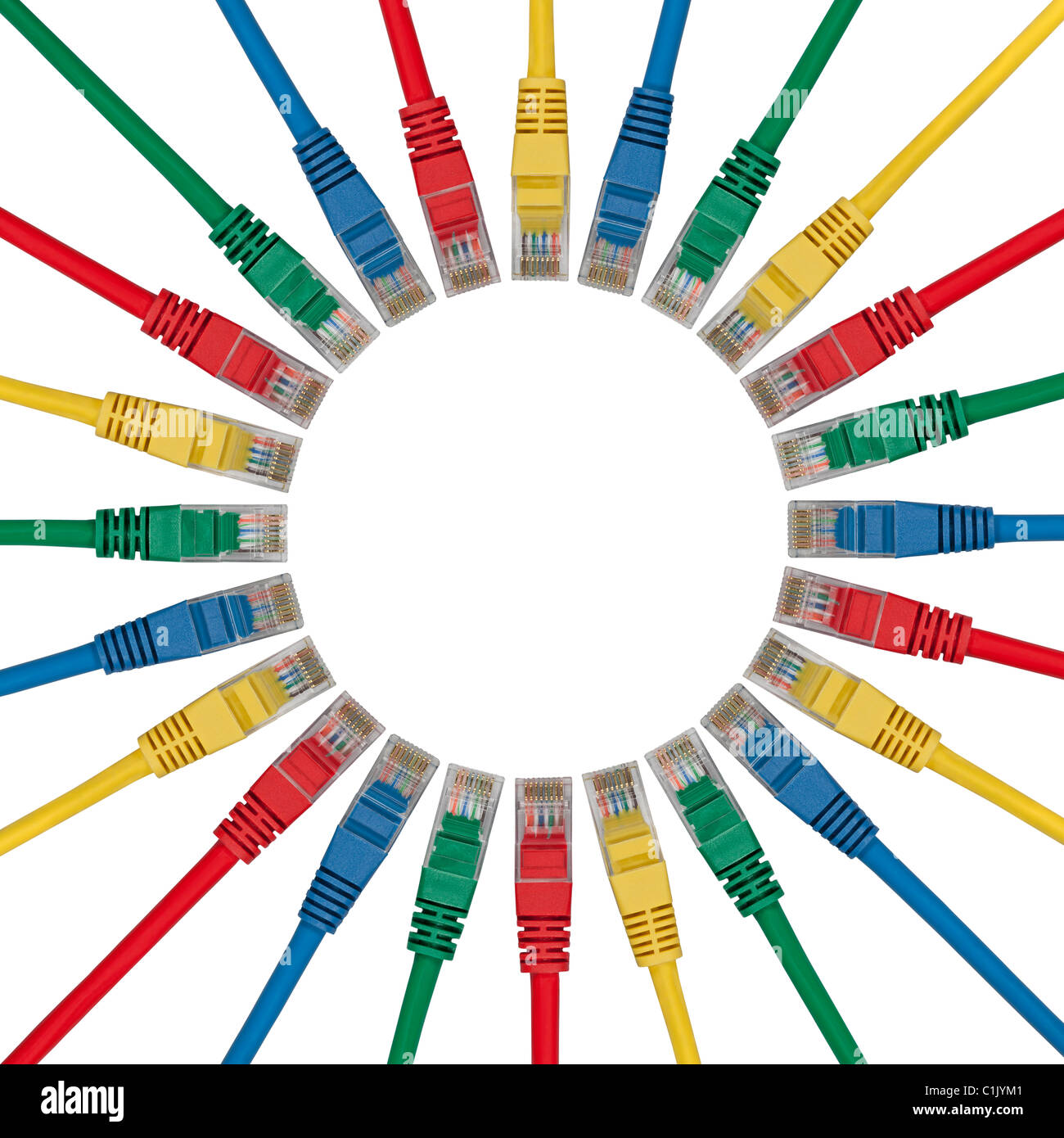 Kreis der farbigen Ethernet-Netzwerk-Verbindungskabel Stecker isolierten auf weißen Hintergrund Stockfoto