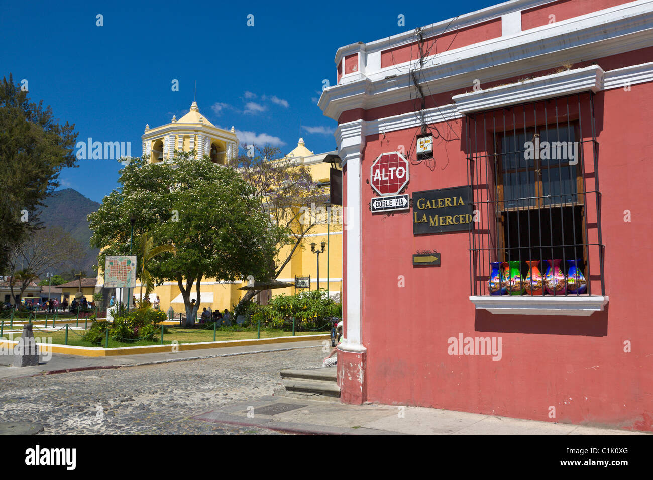 Handwerkermarkt und Kirche La Merced, Antigua, Guatemala Stockfoto