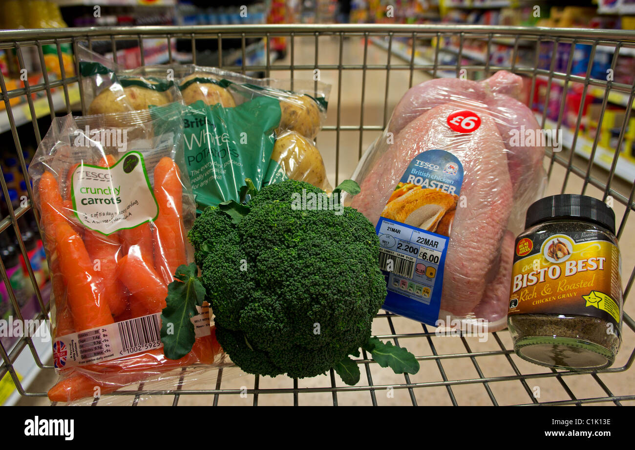 Frische Lebensmittel für einen Sonntag Braten in einem Supermarkt-Einkaufswagen, uk Stockfoto
