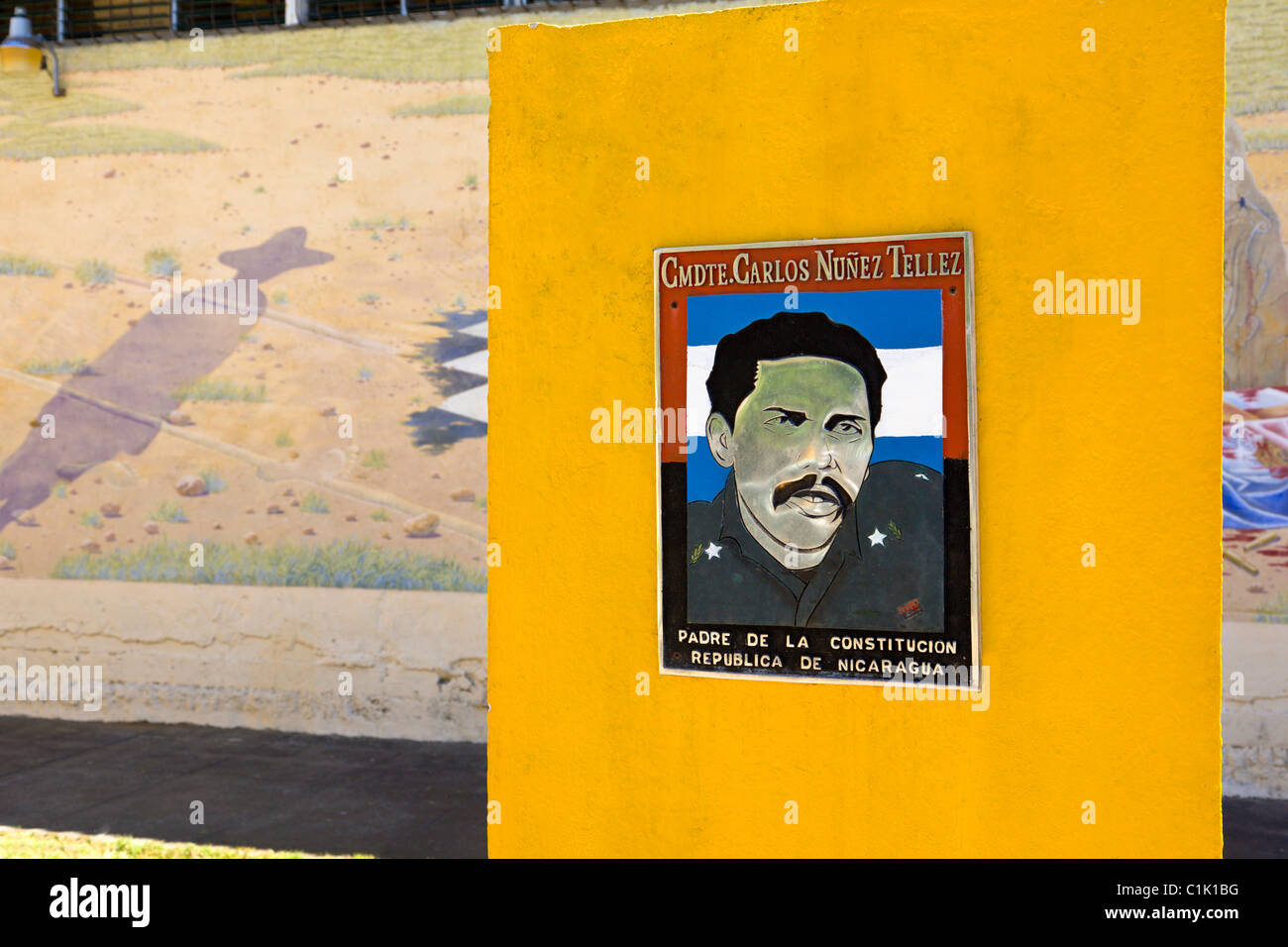 Plakette um Carlos Nunez Tellez, Sandinista Denkmal für die Helden und Märtyrer von Leon, Leon, Nicaragua Stockfoto