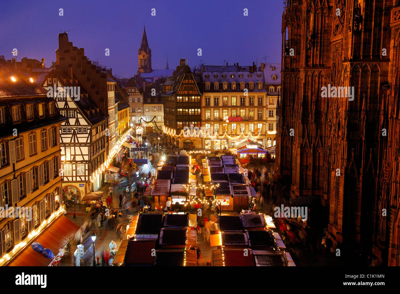 Frankreich, Bas-Rhin, Straßburg, Altstadt als Weltkulturerbe der UNESCO, der Place De La Cathedral Weihnachten Markt Kabinen aufgeführt Stockfoto