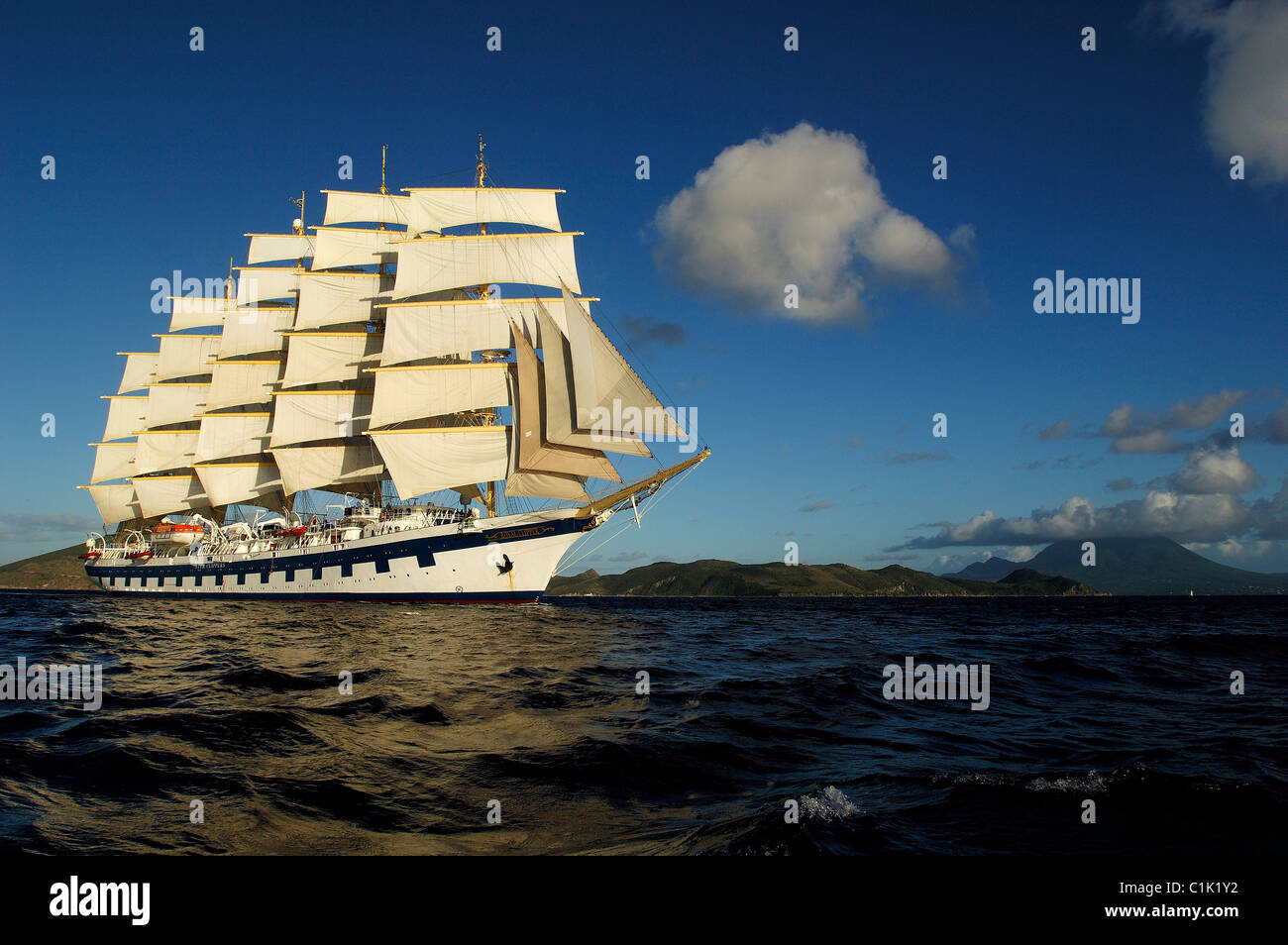 Karibik, Saint-Kitts (Saint-Christopher) Insel, die fünf Masten Schiff Royal Clipper mit jedem Segel-set Stockfoto