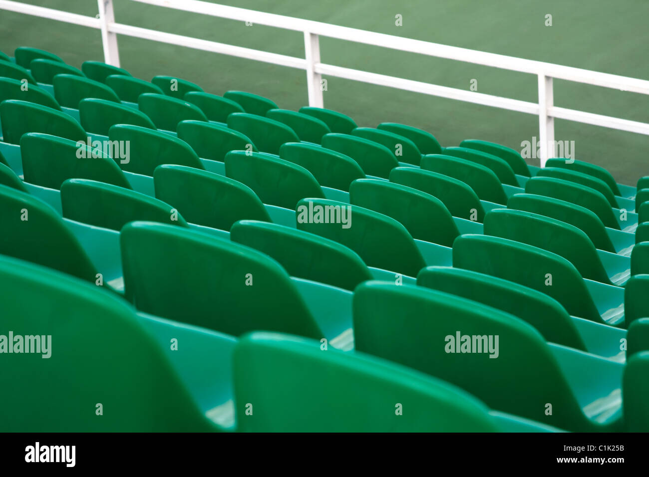 Rückansicht des Tennis Arena leere grüne Sitze Stockfoto