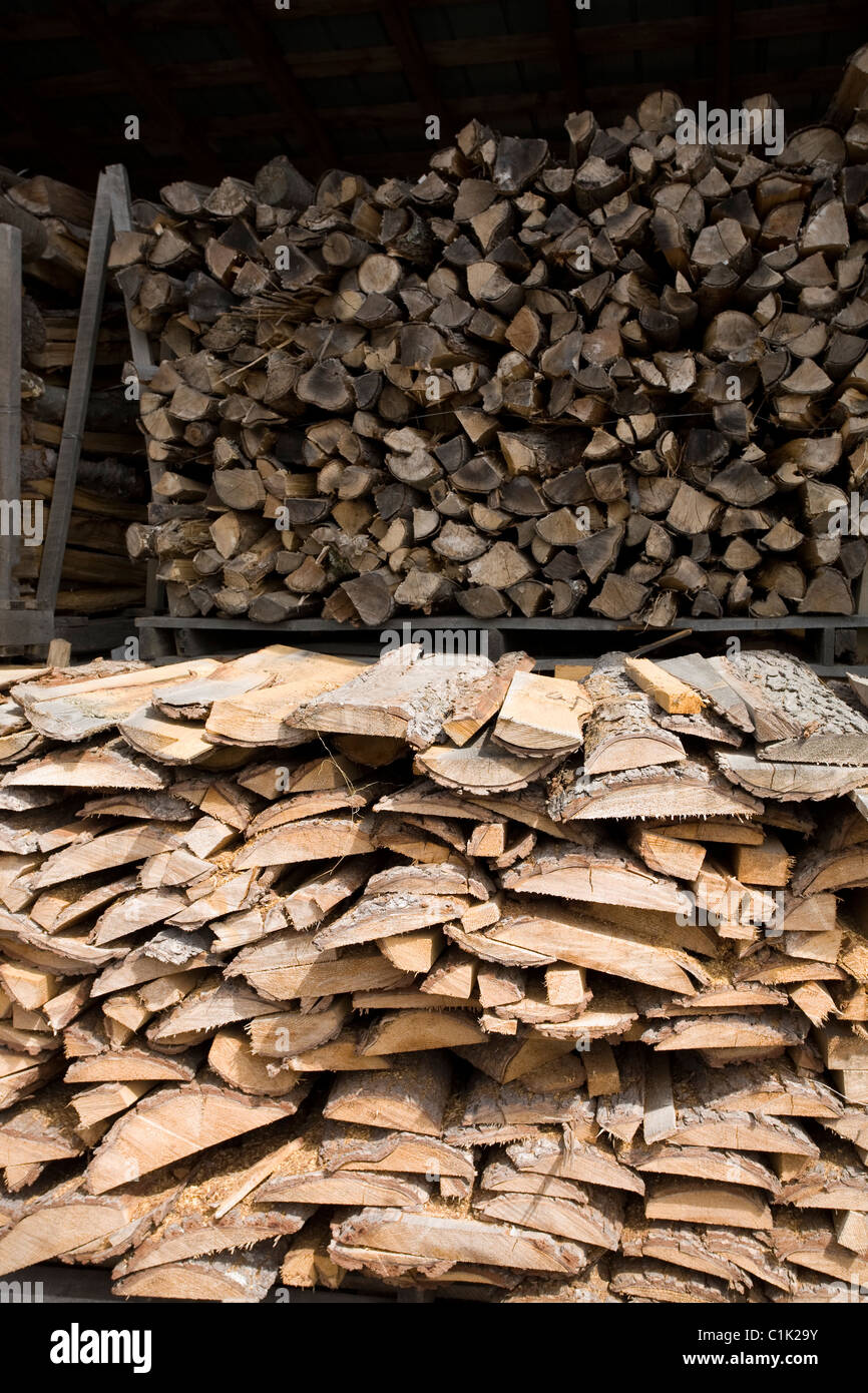 Holz wird geteilt und gestapelt, warten im Ahornzucker Haus Feuer verbrannt werden. Stockfoto