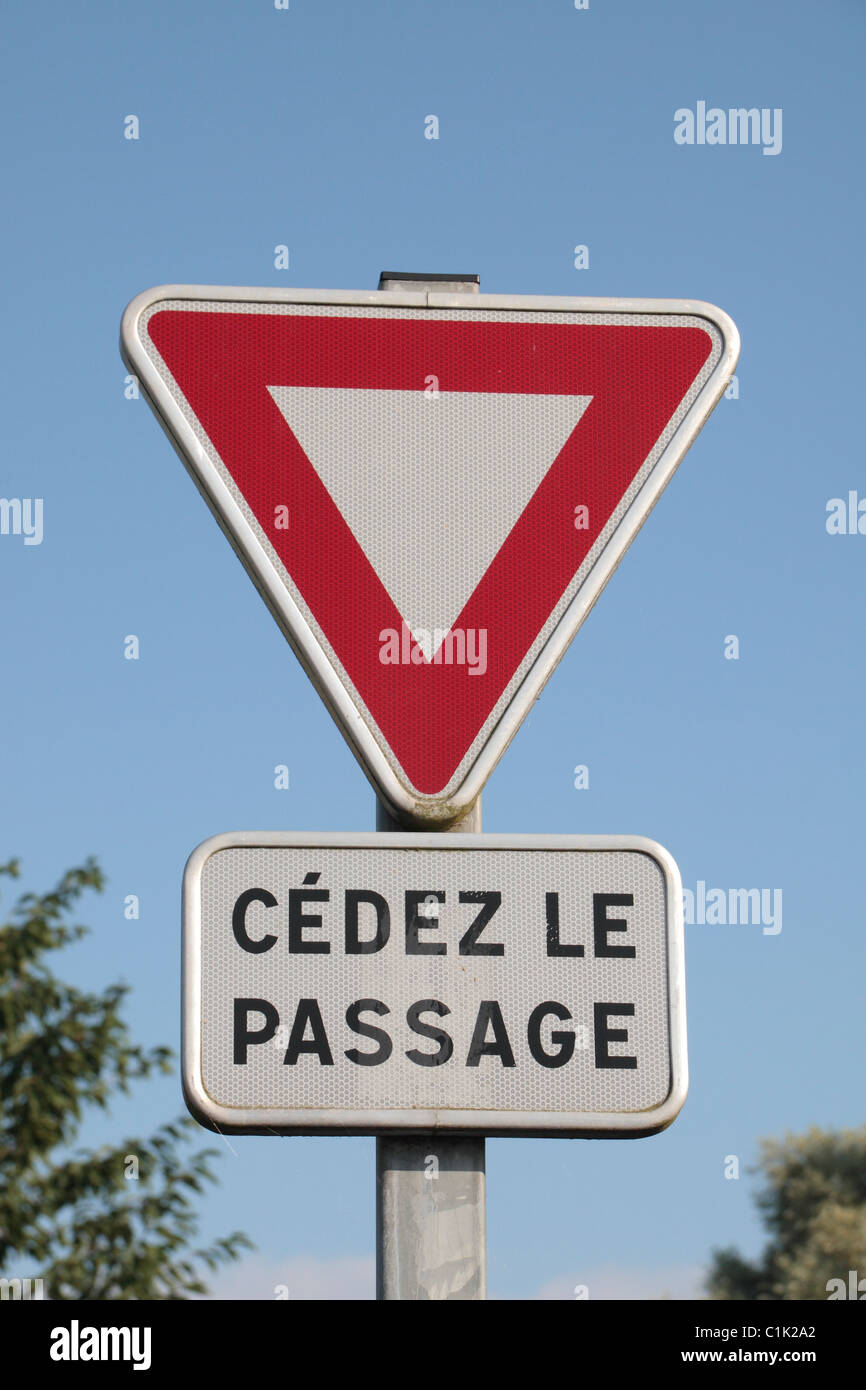 Ein "Cedez le Passage" (oder "Rendite") Schild in Frankreich. Stockfoto