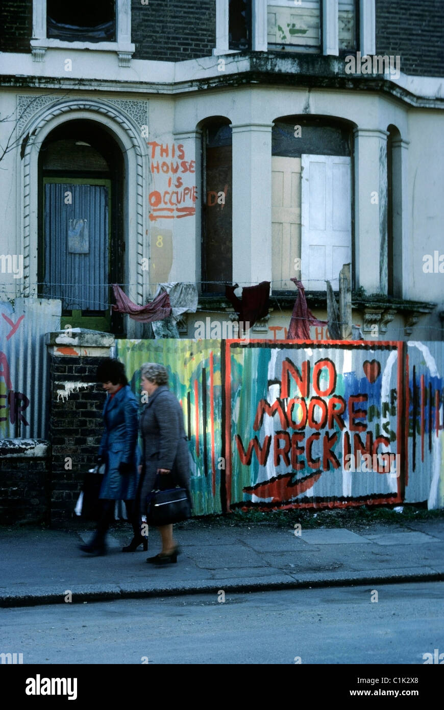 Frauen vorbeigehen verbarrikadiert Reihenhaus besetzt durch Hausbesetzer in Villa Road South London 1977 UK KATHY DEWITT Stockfoto