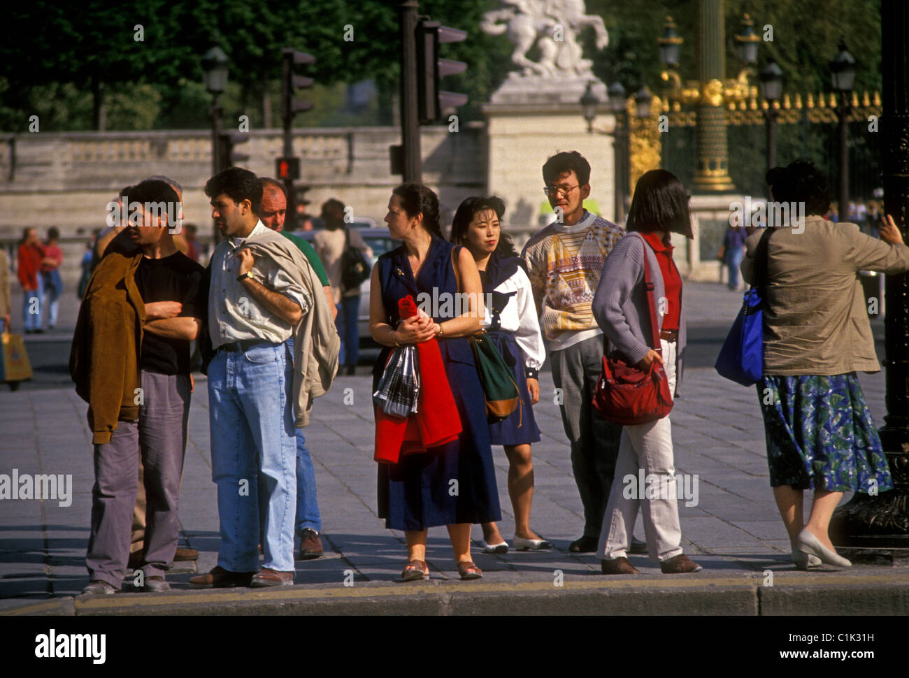 Leute, Touristen, Zebrastreifen, Fußgängerampel, Place de la Concorde, Paris, Ile-de-France, Frankreich, Europa Stockfoto