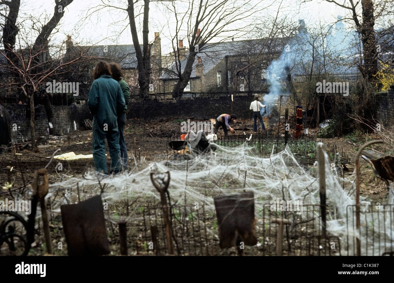 Menschen, die das Clearing ein heruntergekommenes Grundstück in Camberwell, die gelöscht wird und in einem gemeinsamen Garten für den Anbau von Gemüse in Süd- London England 1970 s 1976 KATHY DEWITT gedreht Stockfoto