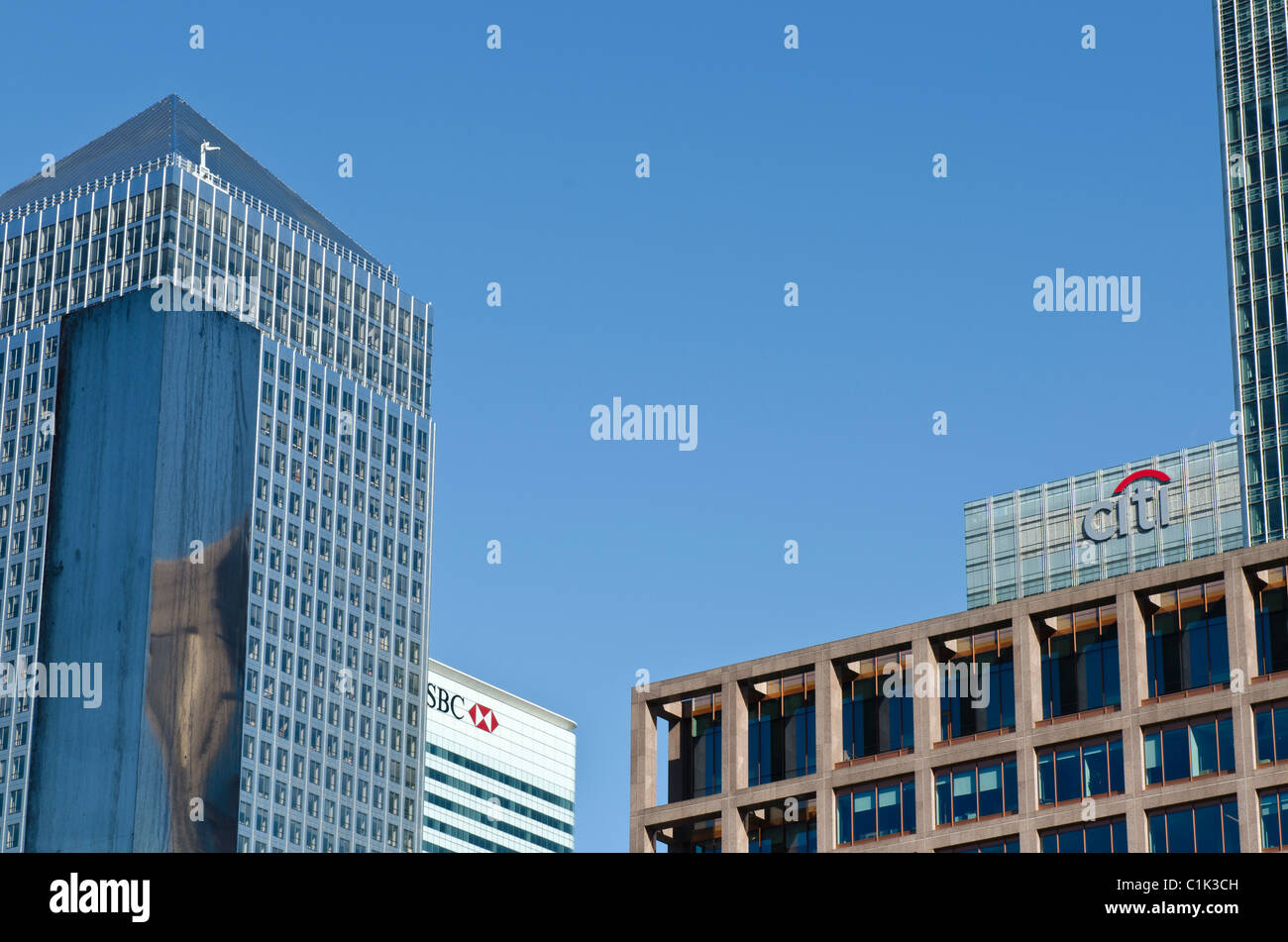 Canada Tower mit Rand von Wendy Taylor Skulptur Canary Wharf, West India Docks, Isle of Dogs, Tower Hamlets, London. Vereinigtes Königreich. Stockfoto