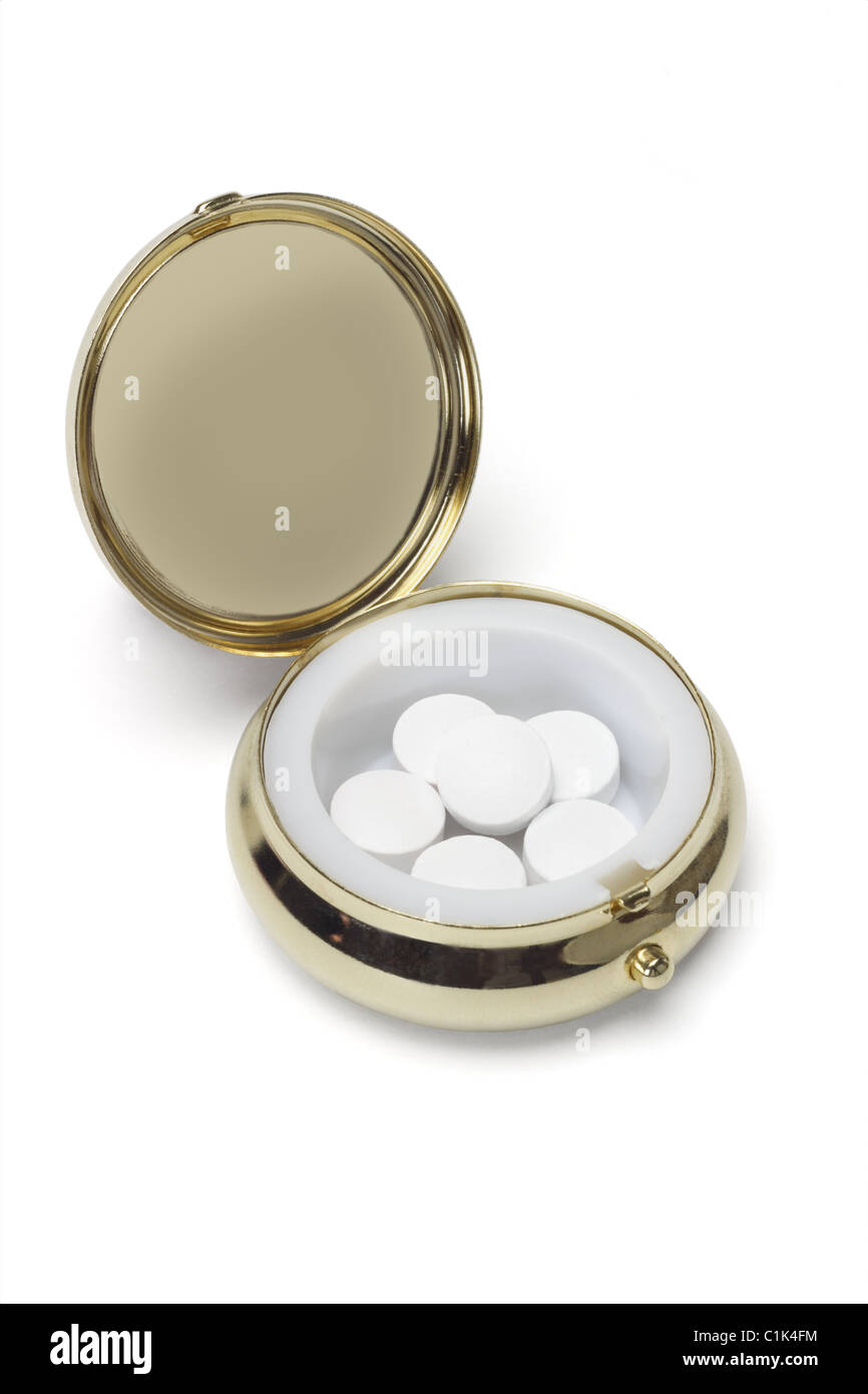 Medizin in Runde Metall Pille Container auf weißem Hintergrund Stockfoto