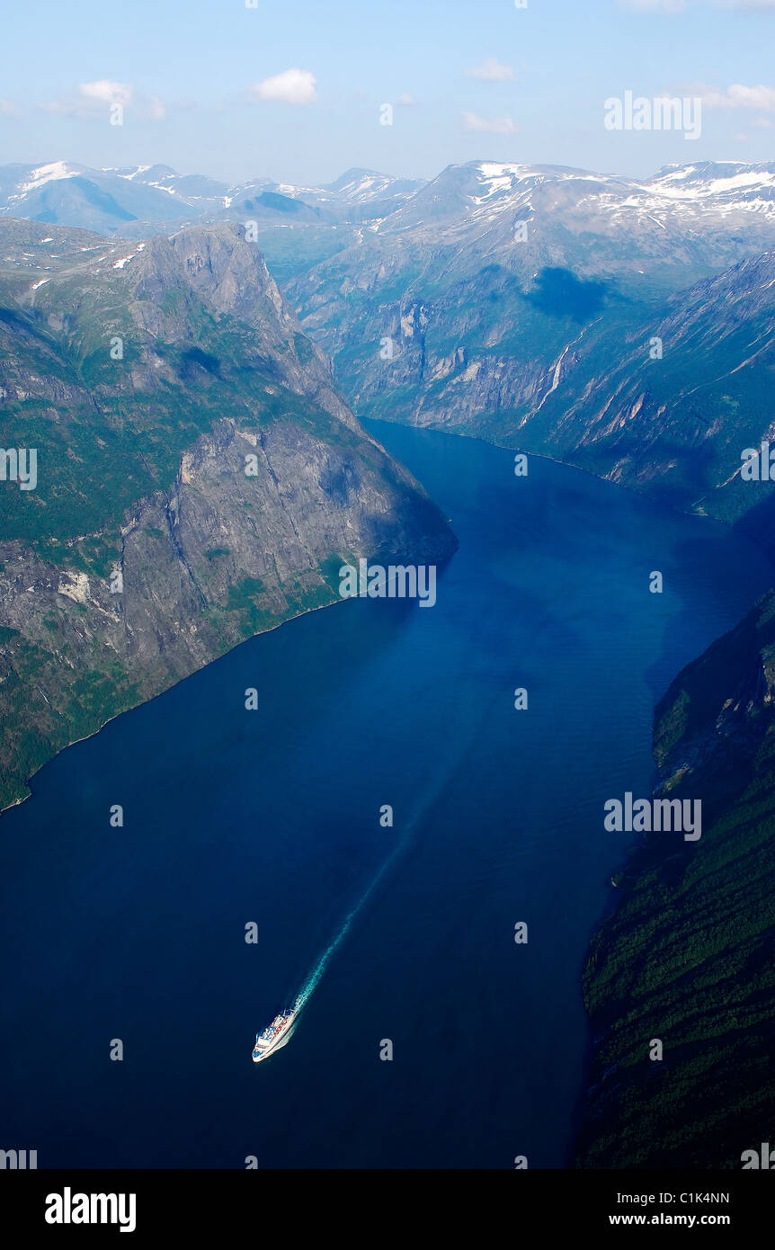 Norwegen, mehr Og Romsdal Kreuzfahrtschiff in den Geirangerfjord (Luftbild) Stockfoto