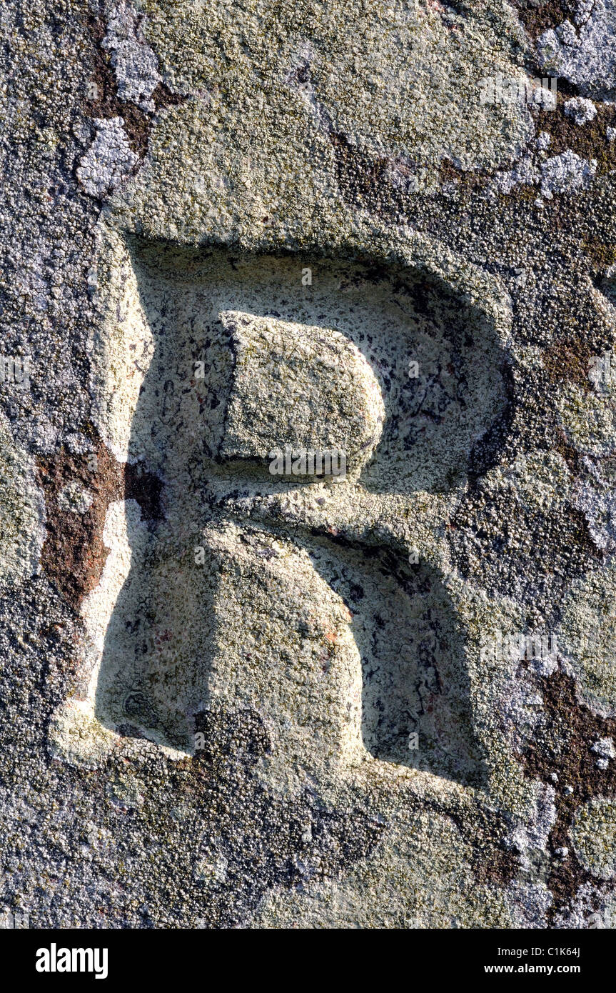 Buchstabe R auf einem Grabstein Stockfoto