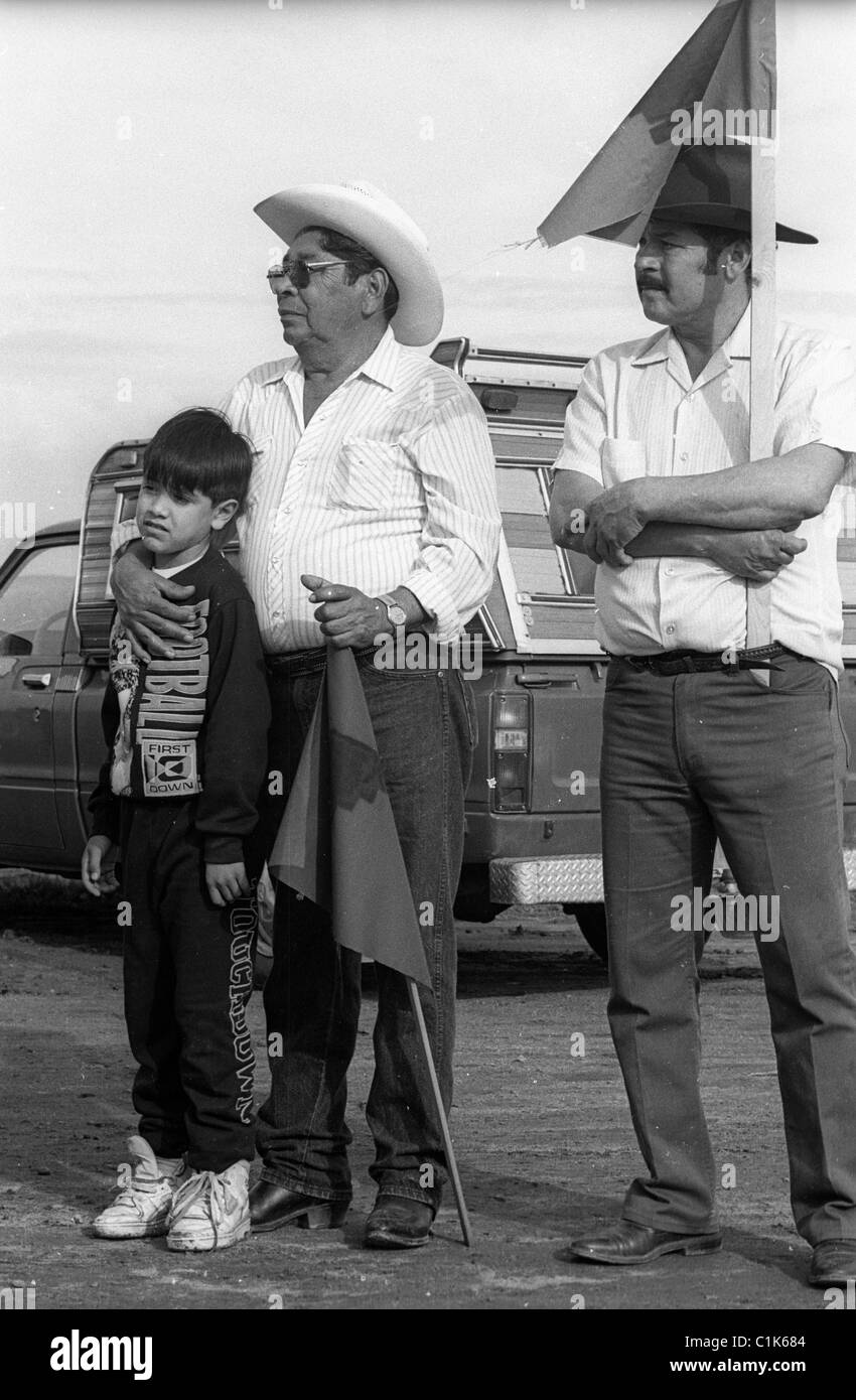 Mexican American politische Vereinigung MAPA Demonstranten marschieren in Dinuba paritätisch auf die Schulbehörde. Stockfoto
