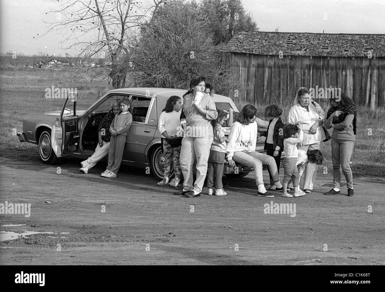 Mexican American politische Vereinigung MAPA Demonstranten marschieren in Dinuba paritätisch auf die Schulbehörde. Stockfoto