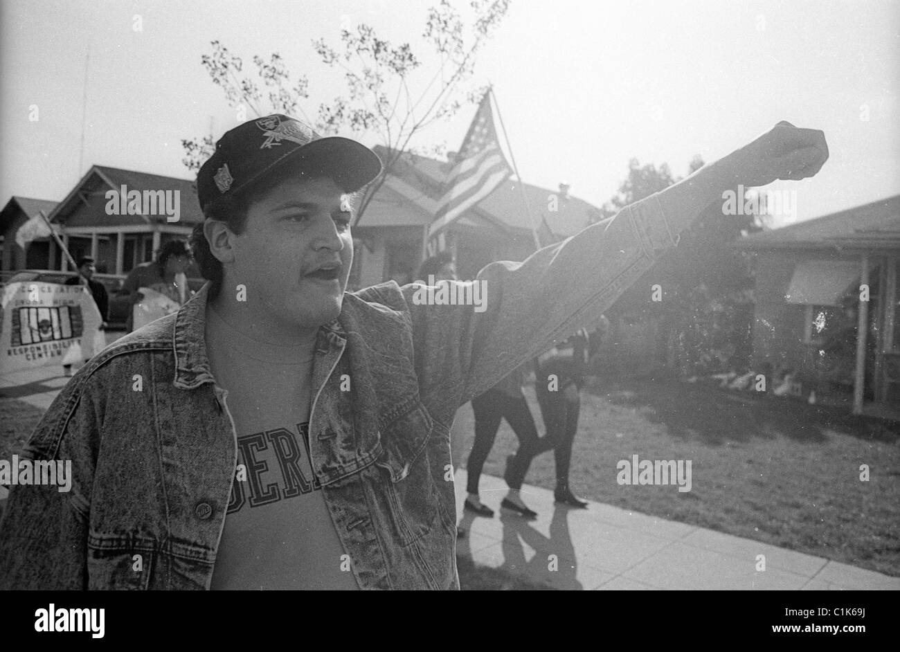 Mexican American politische Vereinigung MAPA Demonstranten marschieren in Dinuba paritätisch auf die Schulbehörde. Stockfoto