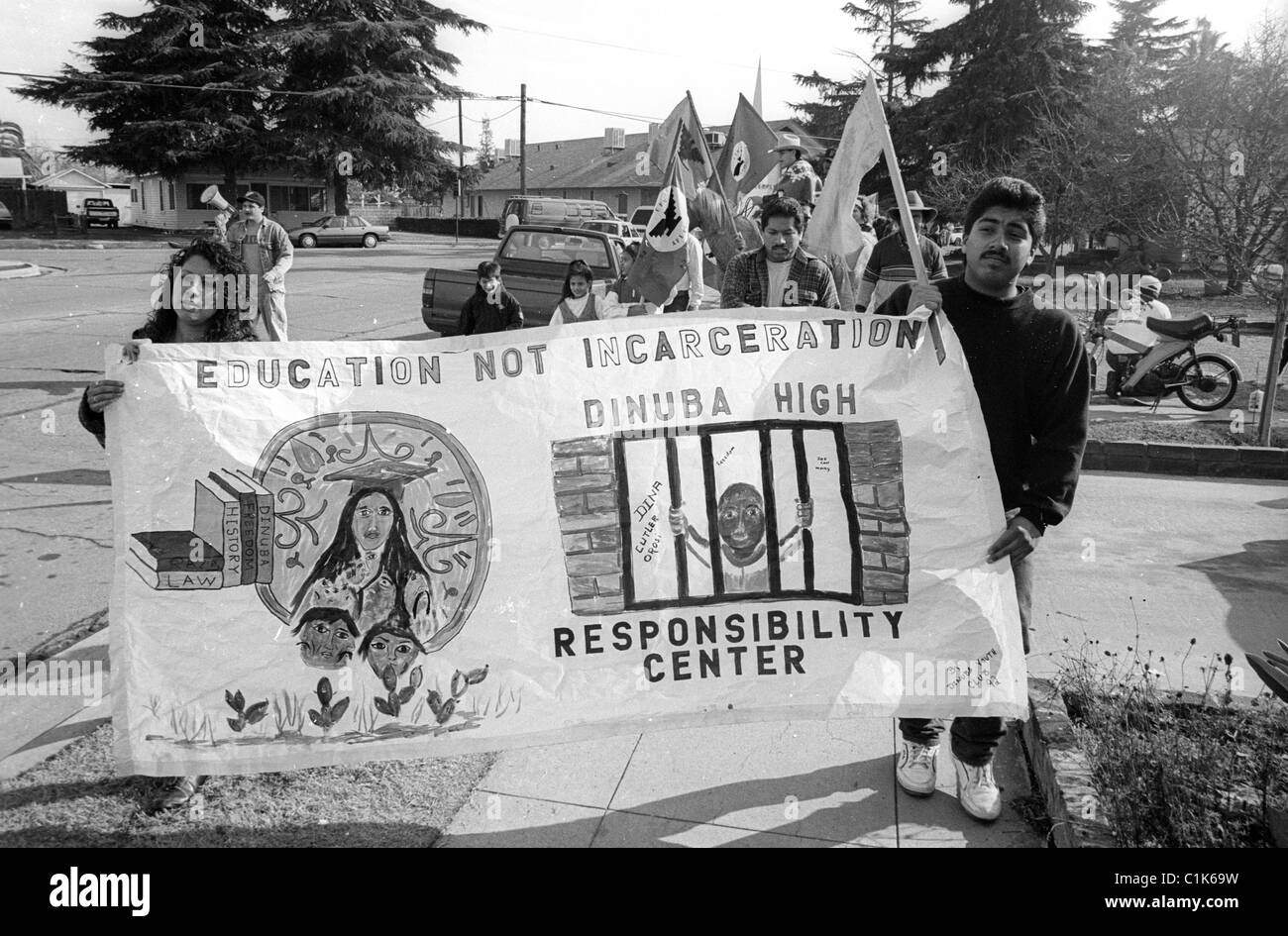 Mexican American politische Vereinigung MAPA Demonstranten marschieren in Dinuba paritätisch auf die Schulbehörde. Stockfoto