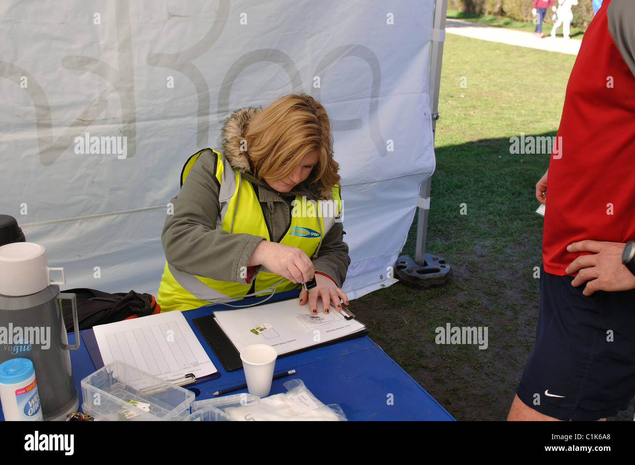 Volunteer bei Brueton Parkrun Scannen von Barcodes, Solihull, Großbritannien Stockfoto