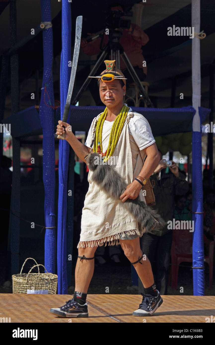 Nishi-Stamm, Mann mit traditionellen Haar Knoten und eine Dao in Namdapha Öko-Kultur-Festival in Hand; Miao; Arunachal Pradesh; Indien Stockfoto