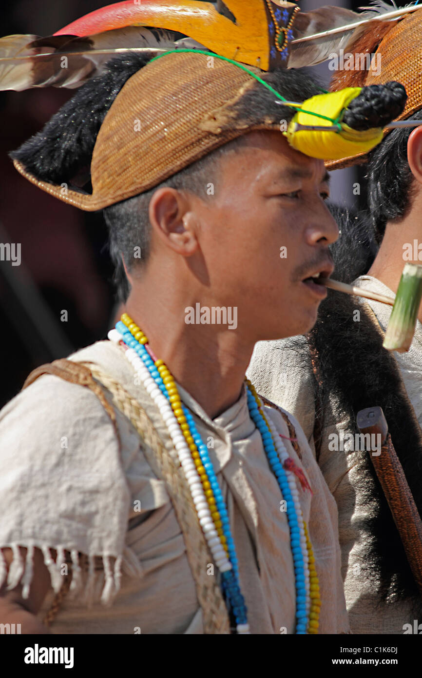 Nishi-Stamm, Mann mit traditionellen Haar Knoten und eine Dao in Namdapha Öko-Kultur-Festival in Hand; Miao; Arunachal Pradesh; Indien Stockfoto