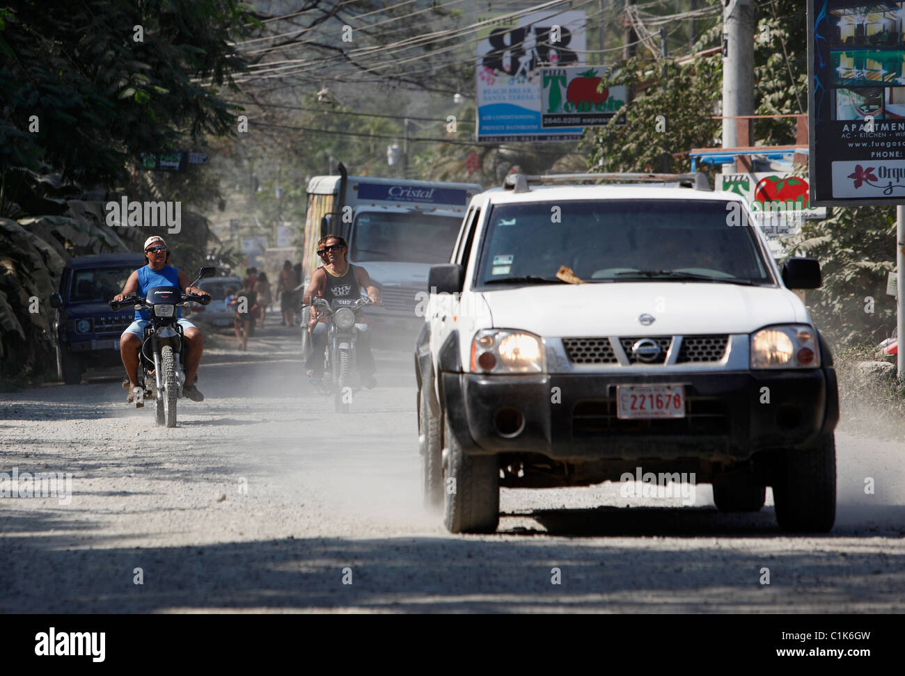 Verkehr auf dem staubigen Feldweg in der touristischen Stadt von Santa Teresa auf der Nicoya Halbinsel, Costa Rica Stockfoto
