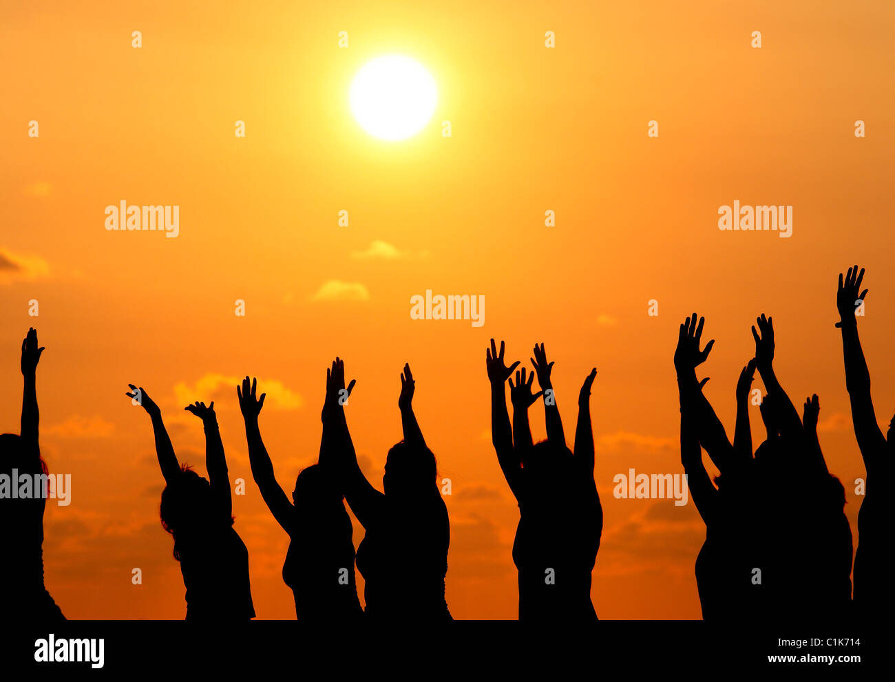 Eine Gruppe von Menschen praktizieren Yoga am Strand bei Sonnenuntergang, Jaco, Costa Rica Stockfoto