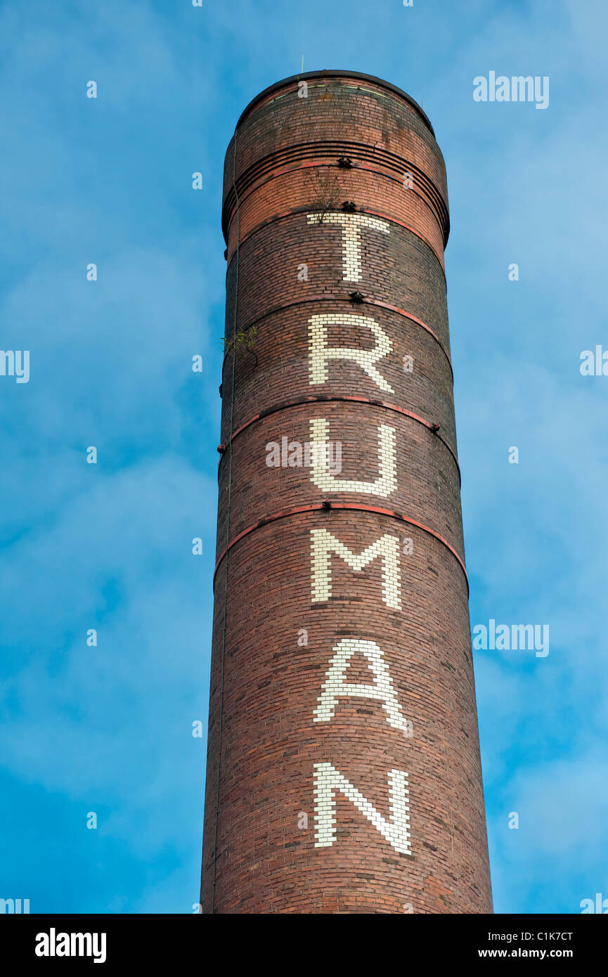 LONDON, Großbritannien - 20. MÄRZ 2011: Chimney on the Old Truman Brewery in the East End. Stockfoto