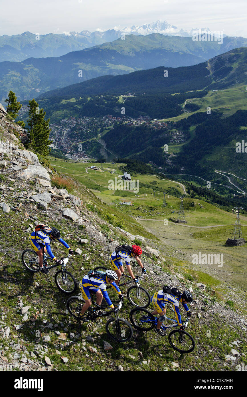 Downhill Mountainbiken, Mont Blanc im Hintergrund, Meribel, Savoie, Frankreich Stockfoto
