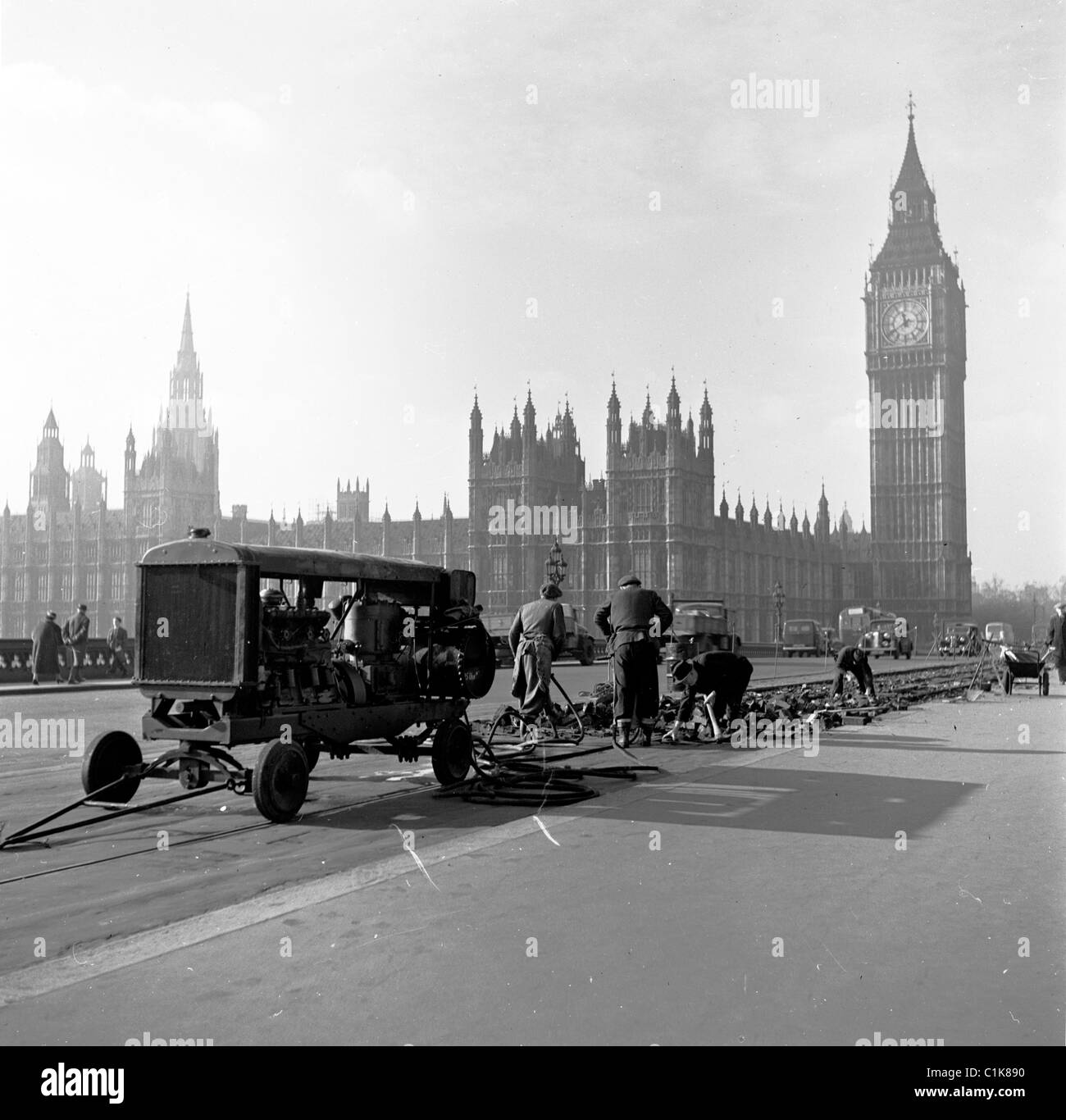 1950er Jahre, historische Arbeiter, die die Straßenbahnlinien, die 1906 auf der Westminster Bridge in London verlegt wurden, einer Straße und Fußgängerbrücke, die Westminster mit Lambeth verbindet. Stockfoto