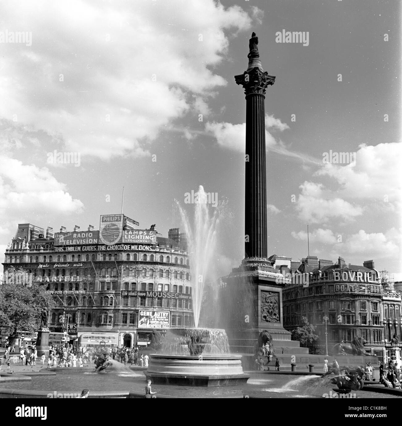 1950er Jahre, ein Blick aus dieser Ära auf die Nelson's Column am Trafalgar Square, Westminster, London, ein Denkmal, das 1843 zu Ehren von Horatio Nelson erbaut wurde. Stockfoto