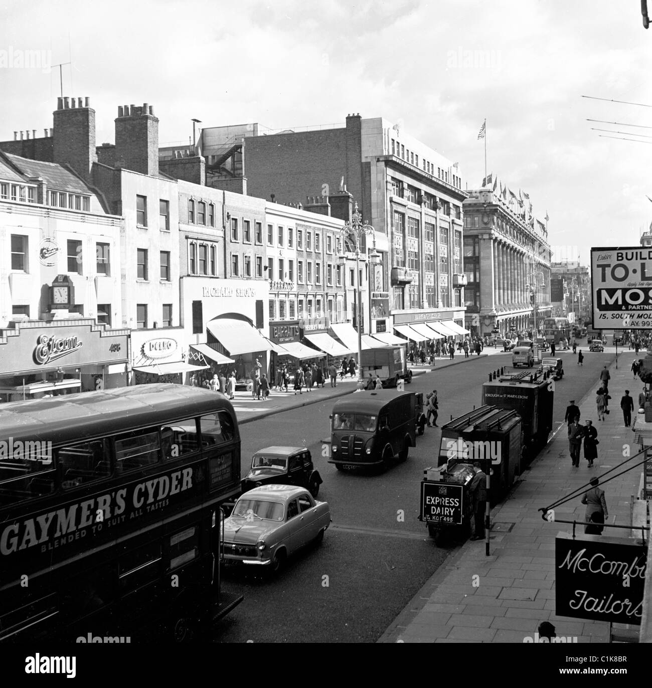 1950er Jahre Straßenszene, Oxford Street, Westminster, eine Hauptstraße und ein Einkaufsziel im West End von London. Stockfoto