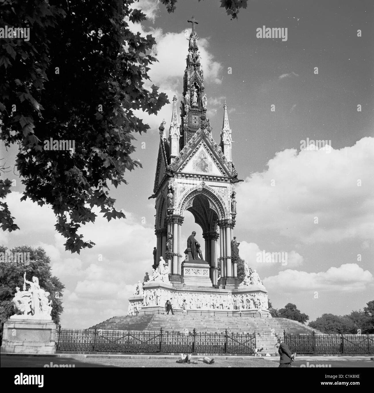 Das Albert Memorial in den Kensington Gardens, London, wurde 1872 eröffnet und von Königin Victoria zum Gedenken an ihren Mann in Auftrag gegeben 1950. Stockfoto