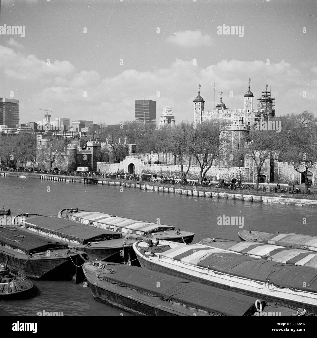 1950er Jahre, Blick über die Themse mit dem berühmten Wahrzeichen, dem Tower of London, einer Festung aus dem Jahr 1078 und Heimat der britischen Kronjuwelen. Stockfoto